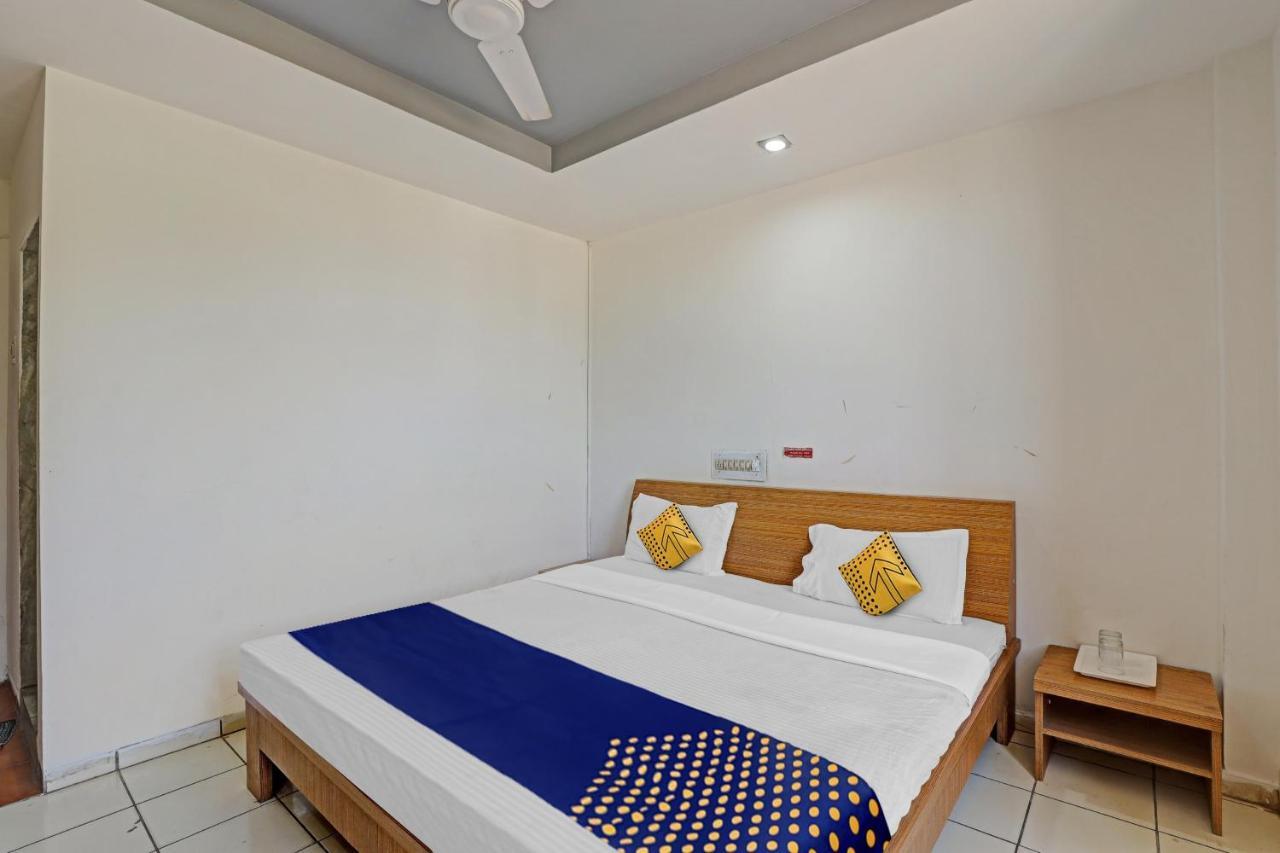 Oyo Flagship 80463 Hotel Mini Palace Vadodara Exterior foto